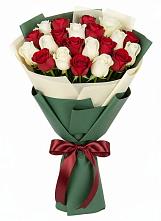 Букет Микс из красных и белых роз в Панковке