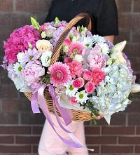 Цветочная композиция из Розы, Хризантемы, Пионы и Лизиантусы в корзине в Панковке