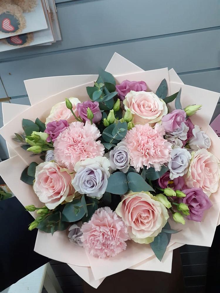 Букет цветов из: Розы, Гвоздики и Лизиантусы в Панковке